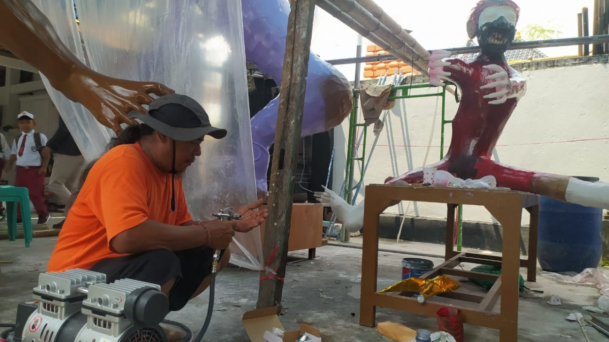 Pembuatan ogoh-ogoh oleh warga Desa Balun, Lamongan. (Foto: Adyad Ammy Iffansah/jatimnow.com)