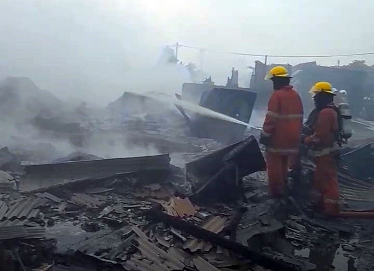 Petugas saat melakukan pembasahan (Foto: BPBD Surabaya for jatimnow.com)