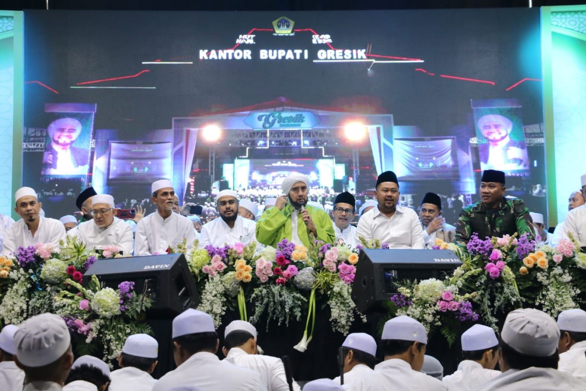 Pemkab Gresik Bershalawat Bersama Habib Syech dan Ribuan Warga