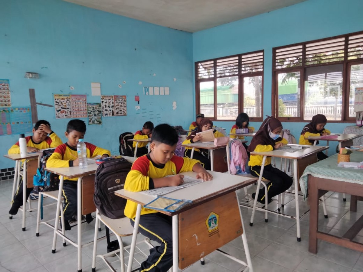 Giat pembelajaran siswa sekolah dasar. (Foto: Amel for jatimnow.com)