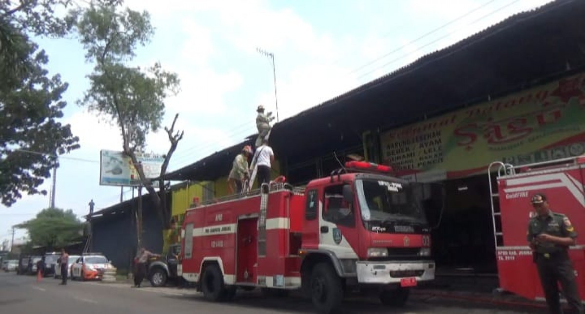 Rumah Makan Sagu di Jombang Terbakar