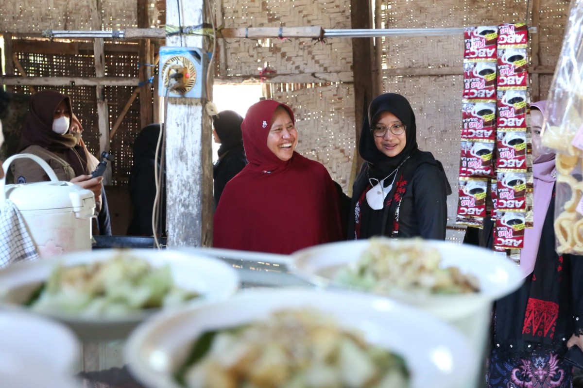 Bupati Banyuwangi, Ipuk Fiestiandani saat mengecek program Kanggo Riko (Foto: Humas Pemkab Banyuwangi)