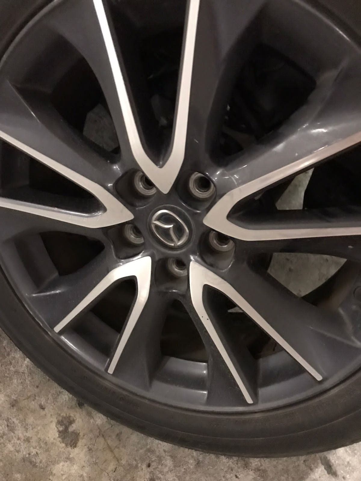 Baut velg yang dicuri di Pakuwon Mall Surabaya pada Kamis (16/3/2023). (foto: AW for jatimnow.com)