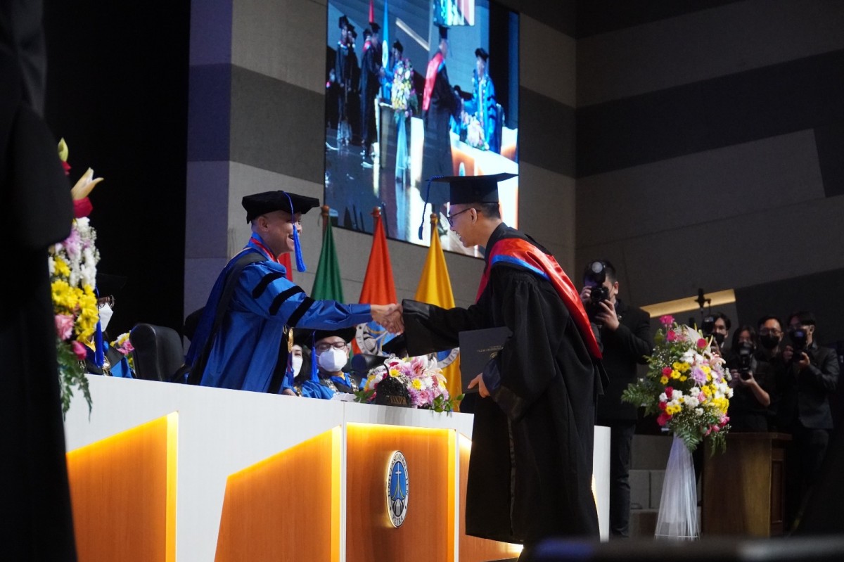 UK Petra Kukuhkan 516 Wisudawan Jenjang S1, S2 dan Program Profesi