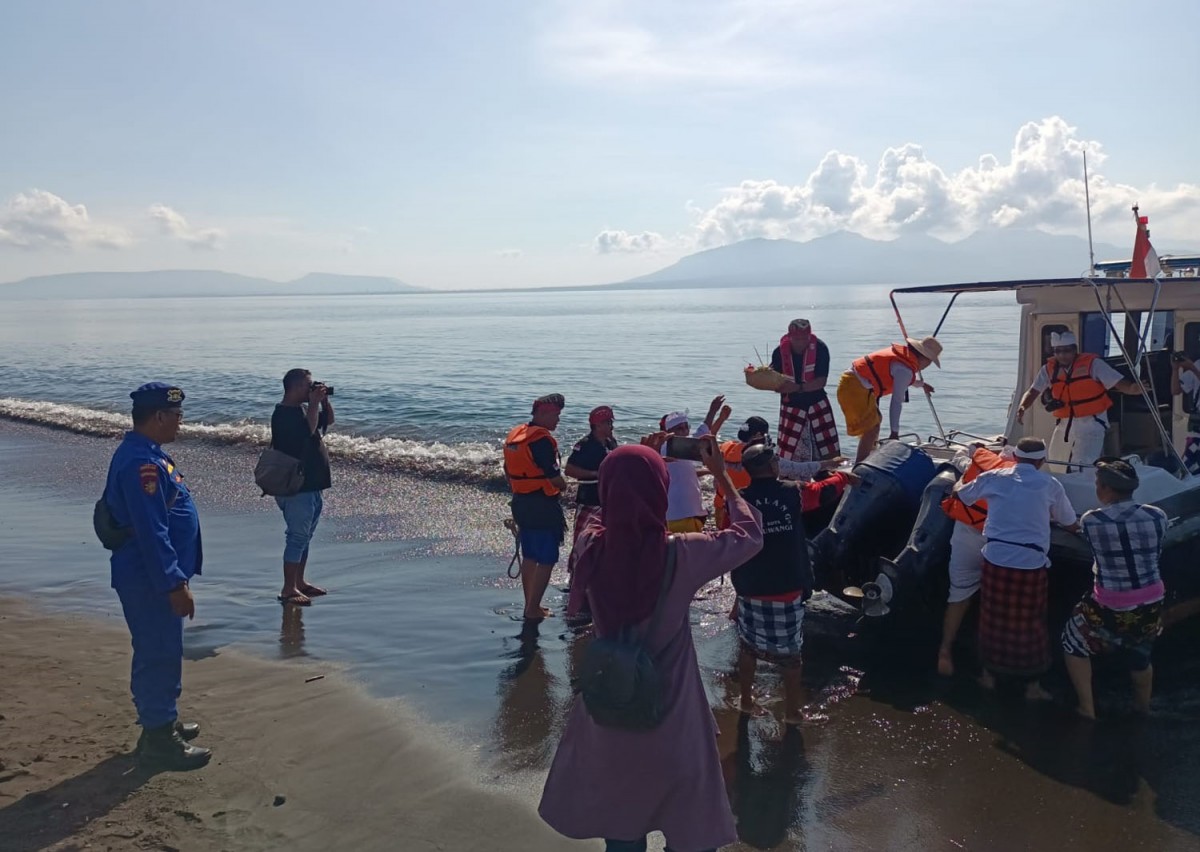 Umat Hindu Melasti, Anies Mlaku-mlaku nang Tunjungan, Ganjel Tooo!