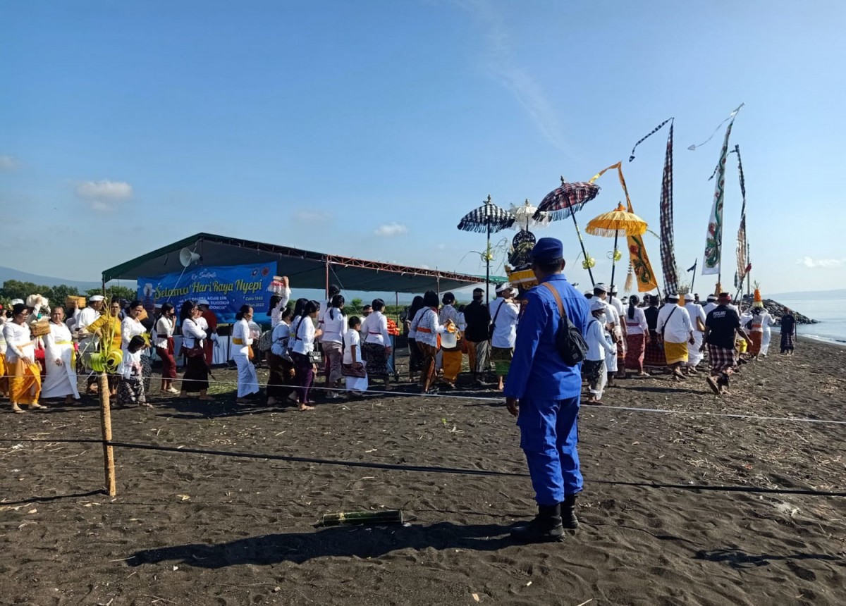 Ratusan Umat Hindu Banyuwangi Melasti di Pantai Marina Boom (Foto: Satpolairud Polresta Banyuwangi for jatimnow.com)