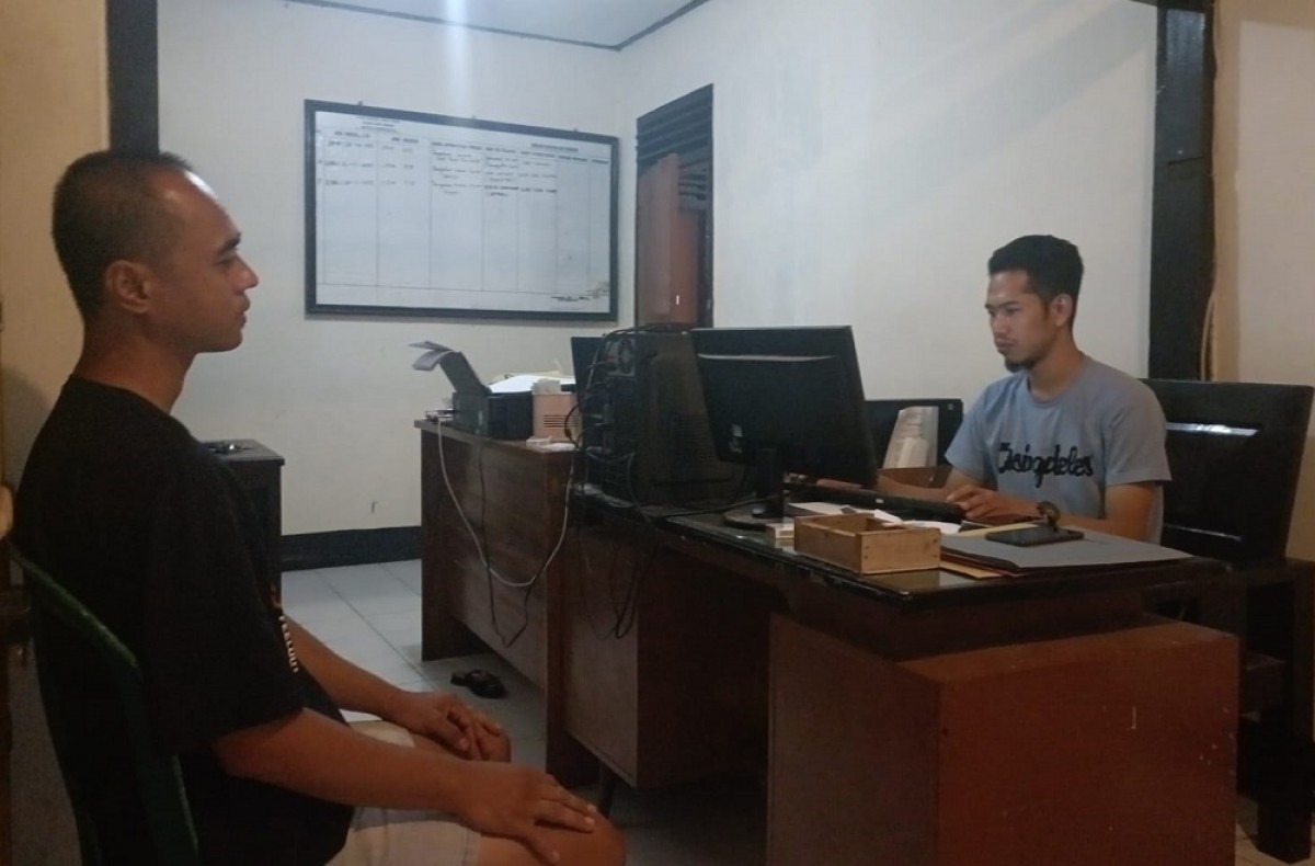 Tersangka pengedar pil koplo di Banyuwangi diamankan polisi. (Foto: Polsek Purwoharjo for jatimnow.com)