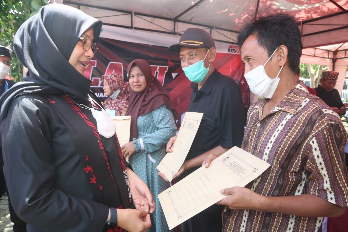 Bupati Ipuk saat meninjau layanan adminduk pada acara Bunga Desa di Desa Watukebo, Kecamatan Blimbingsari beberapa waktu lalu (Foto: Pemkab Banyuwangi)