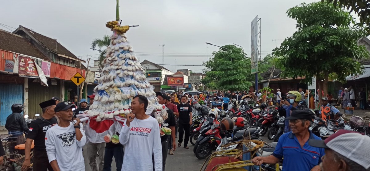 Grebek Gunungan Apem, Ikhtiar Pedagang Pertahankan Pasar Tradisional Kota Bojonegoro