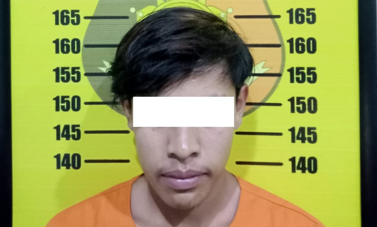 Tersangka penegedar pil koplo. (Foto: Polsek Genteng for jatimnow.com)