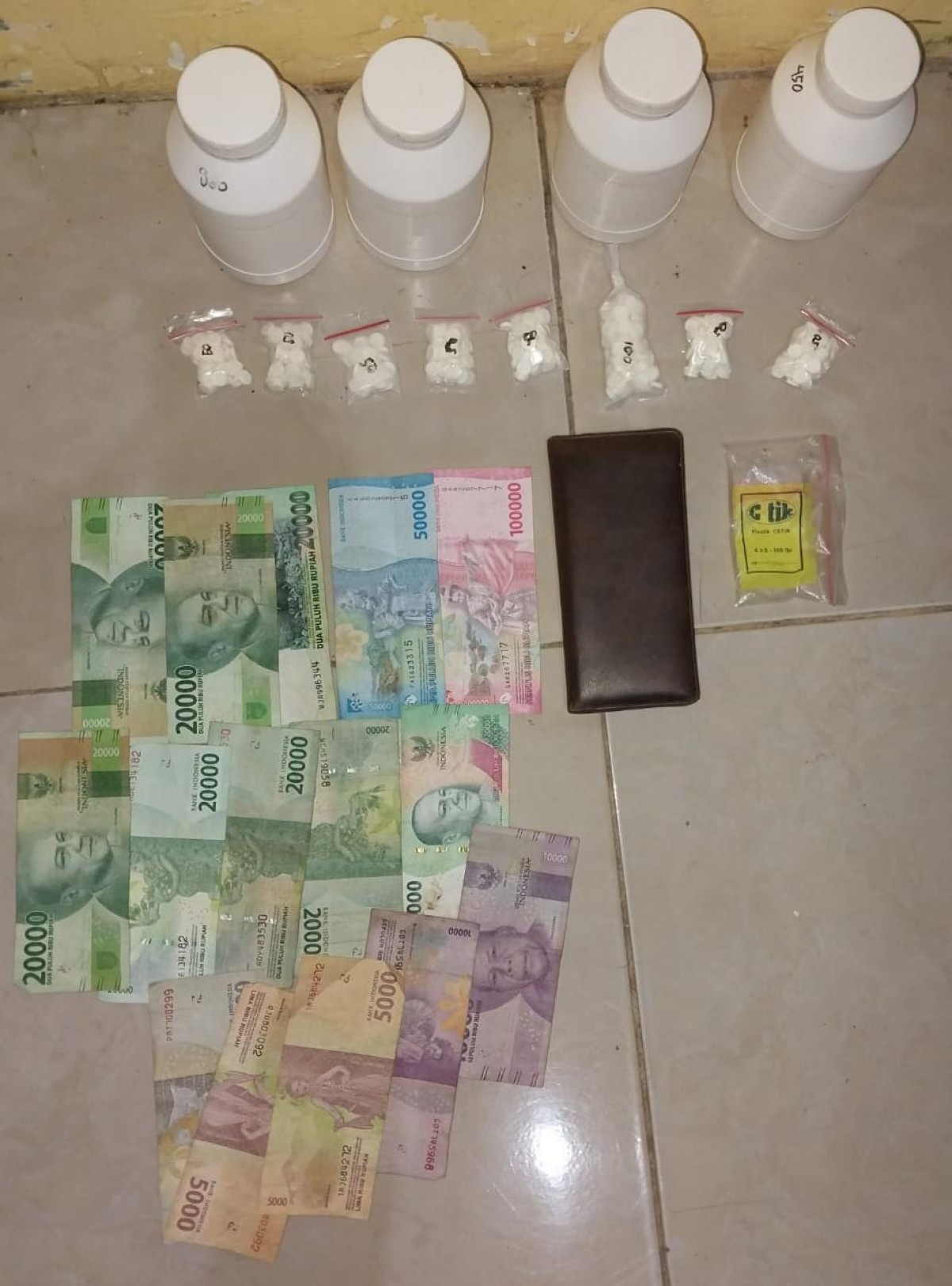 Barang bukti yang diamankan po)lisi. (Foto: Polsek Cluring for jatimnow