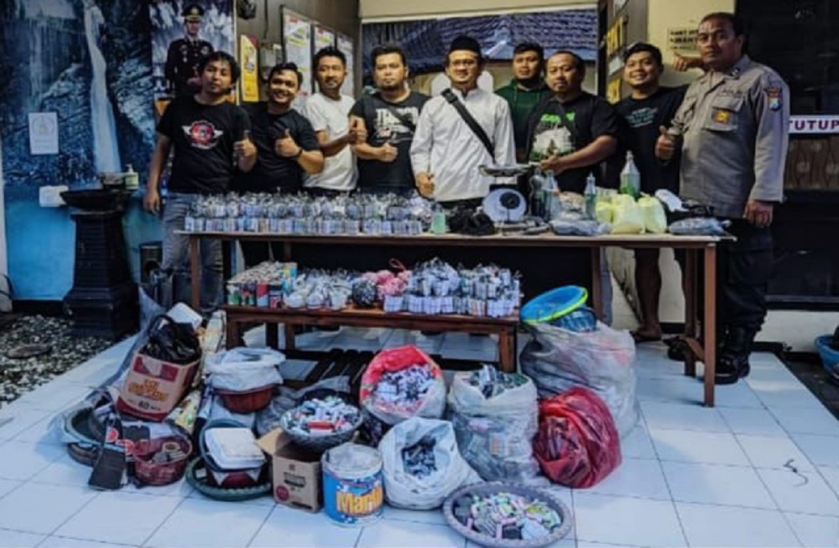 Tersangka dan barang bukti saat diamankan polisi (Foto: Satreskrim Polres Pasuruan)