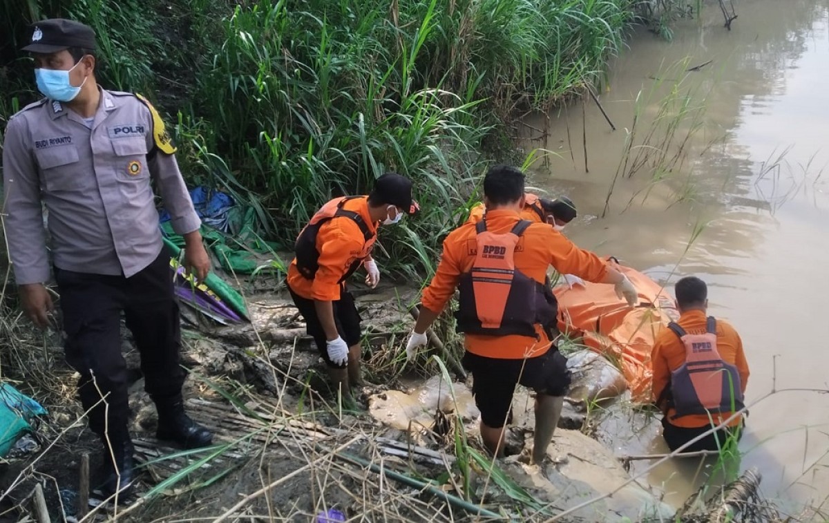 Petugas gabungan dari BPBD Bojonegoro dibantu TNI dan Polisi saat melakukan evakuasi (Foto: BPBD Bojonegoro for jatimnow.com)