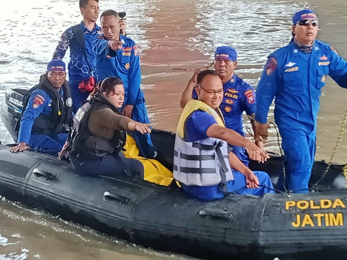 Proses evakuasi jenazah korban perahu tambang terbalik. (Foto:  Rama Indra/jatimnow.com)