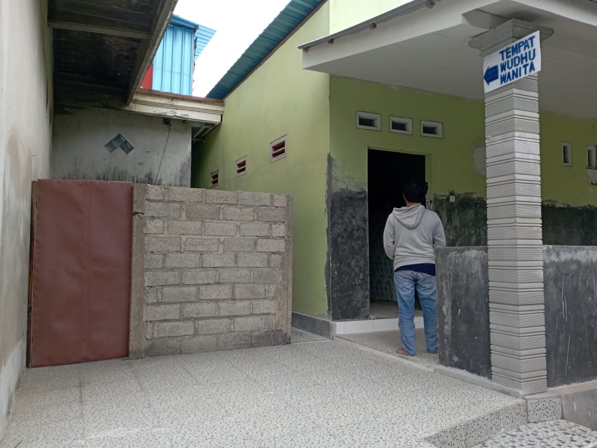 Makam almarhum Ruqoiyah yang dibangun di dekat tempat wudhu. (Foto-foto: Eko Purwanto/jatimnow.com)