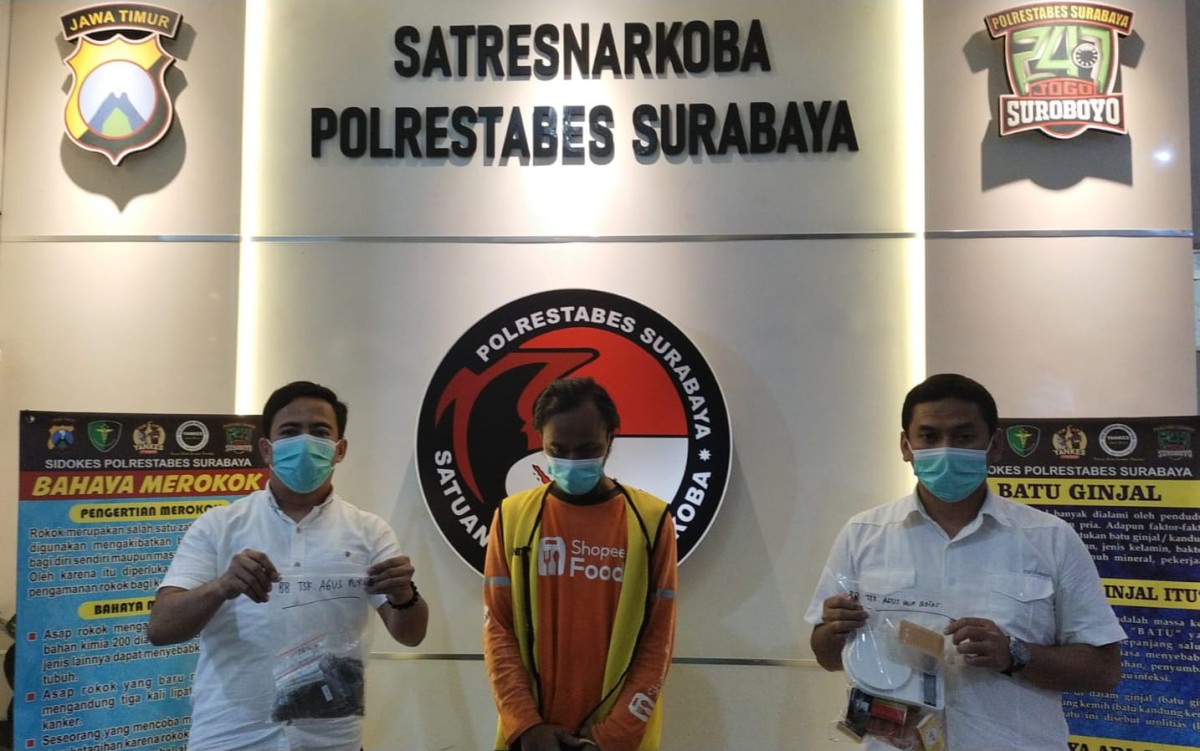 Tersangka AN diamankan polisi (Foto: Satnarkoba Polrestabes Surabaya)