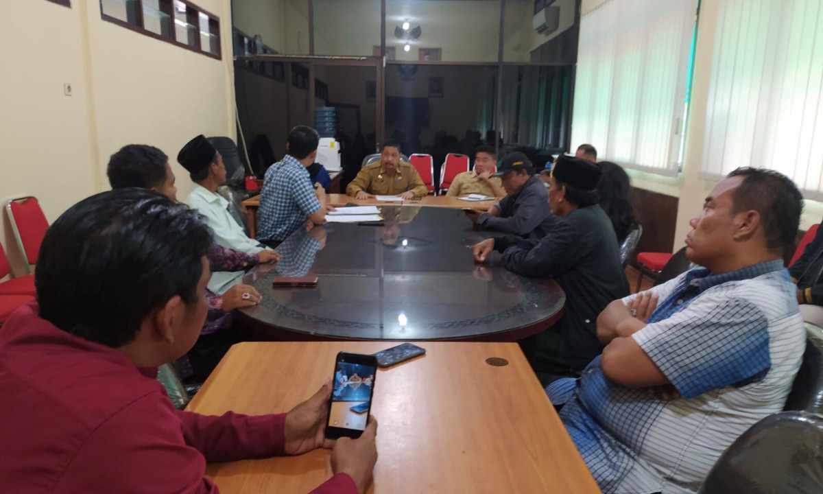 Audiensi warga dengan bagian Kesra Setda Kabupaten Bangkalan (Foto: Tohir for jatimnow.com)