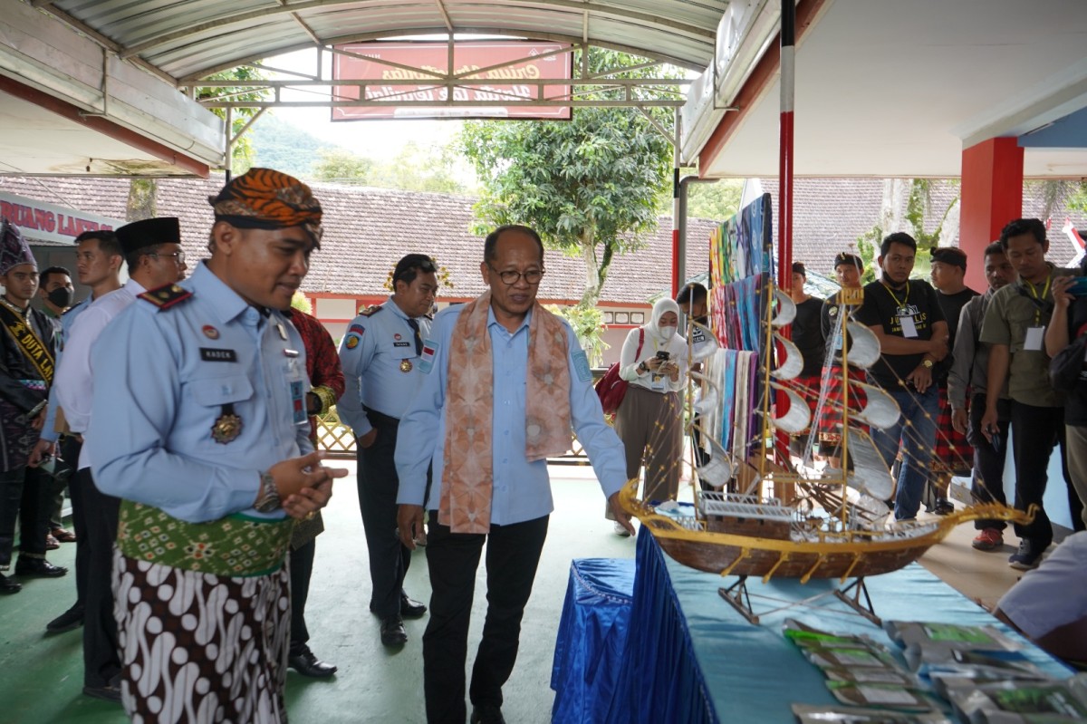 Kakanwil Kemenkumham Jatim, Imam Jauhari saat melihat pameran produk hasil karya warga binaan (Foto: Humas Kemenkumham Jatim)
