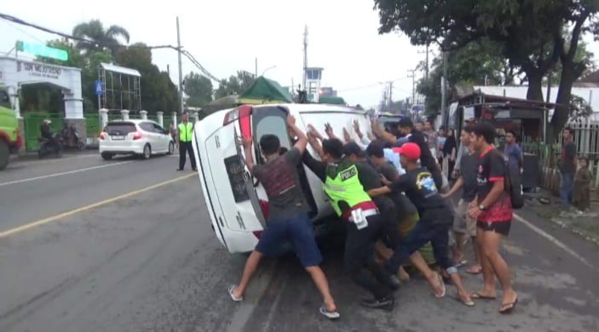 Kendaraan Daihatsu Sigra yang terbalik usai terlibat tabrakan karambol. (Foto: Elok Aprianto/jatimnow.com)
