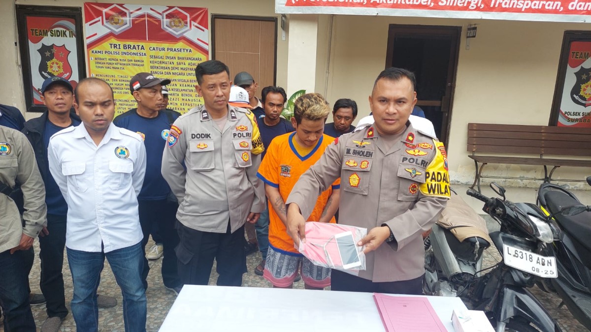 Kanitreskrim Polsek Sukolilo, Iptu Hendjen Oktianto saat memberi keterangan pers. (Foto: Zain Ahmad/jatimnow.com)