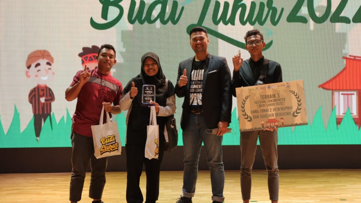 Wintari (berhijab hitam) saat menerima penghargaan di Gedung Perpustakaan Nasional RI di Jakarta (Foto: Wintari for jatimnow.com)