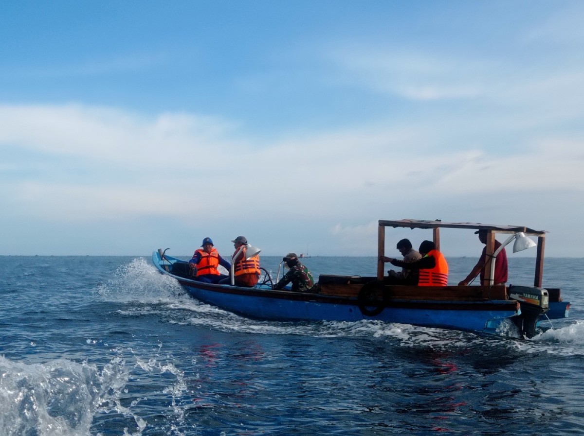 Proses evakuasi mayat misterius di Pancer. (Foto: Satpolairud Polresta Banyuwangi for jatimnow.com)