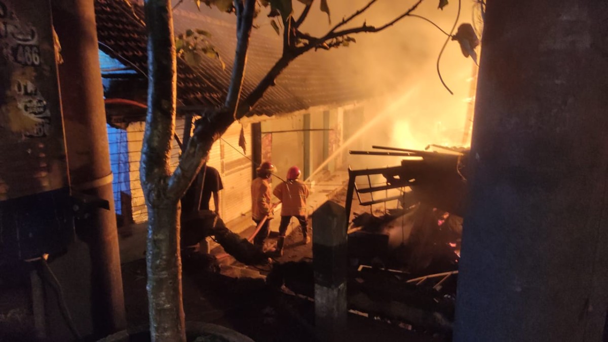 Petugas sedang berusaha memadamkan api. (Foto: Mochamad Rois/jatimnow.com)
