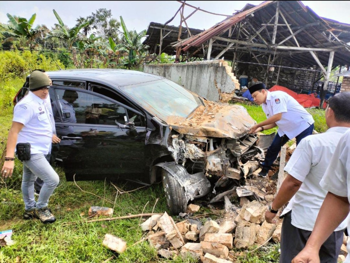 Kondisi mobil Komisioner KPU Sumenep yang mengalami kecelakaan (Foto: Rafiqi for jatimnow.com)