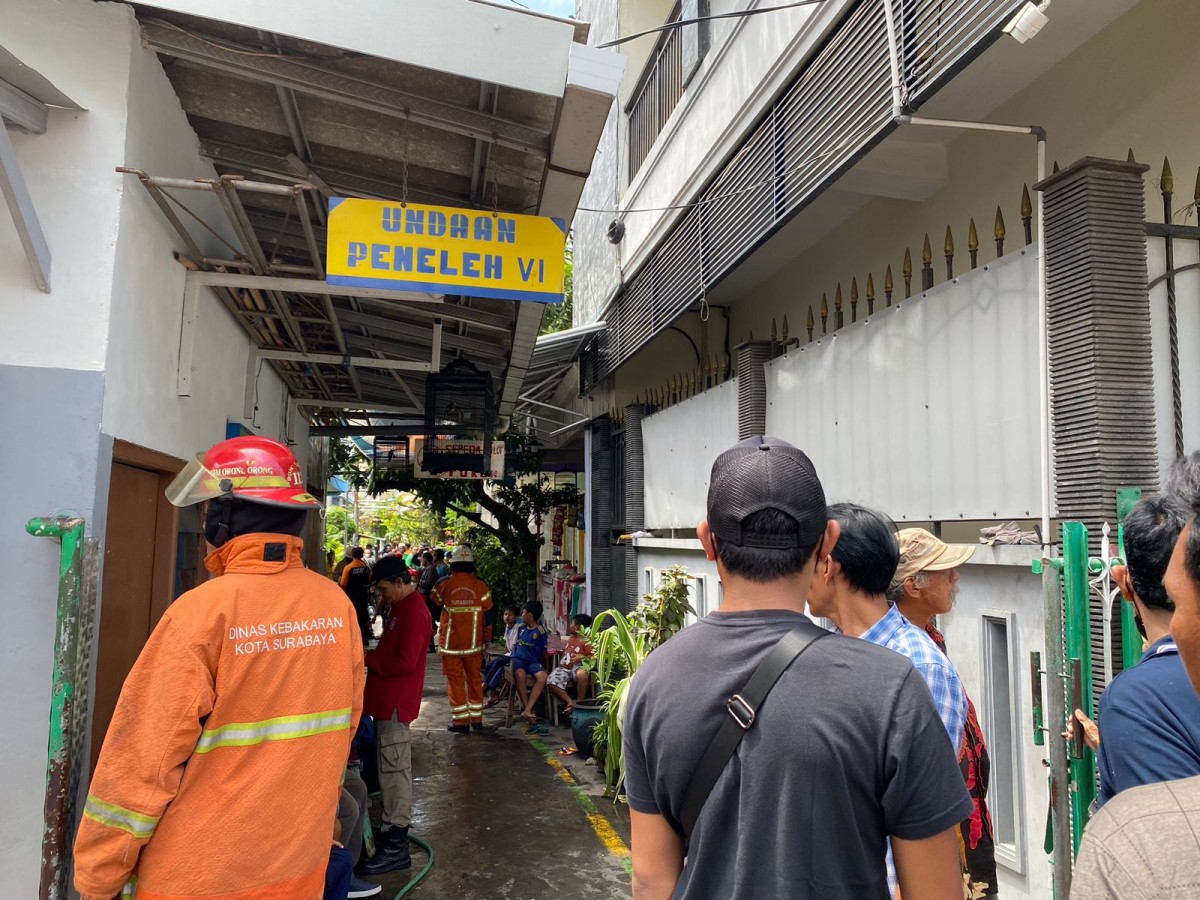 Petugas saat melakukan pemadaman. (Foto: Rama Indra/jatimnow.com)