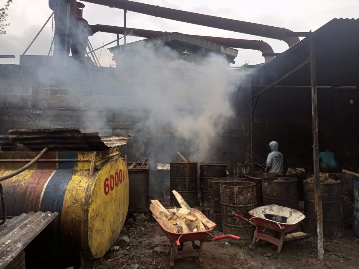 Tempat penyulingan limbah daur ulang minyak sawit. (Foto: Adi for jatimnow.com)