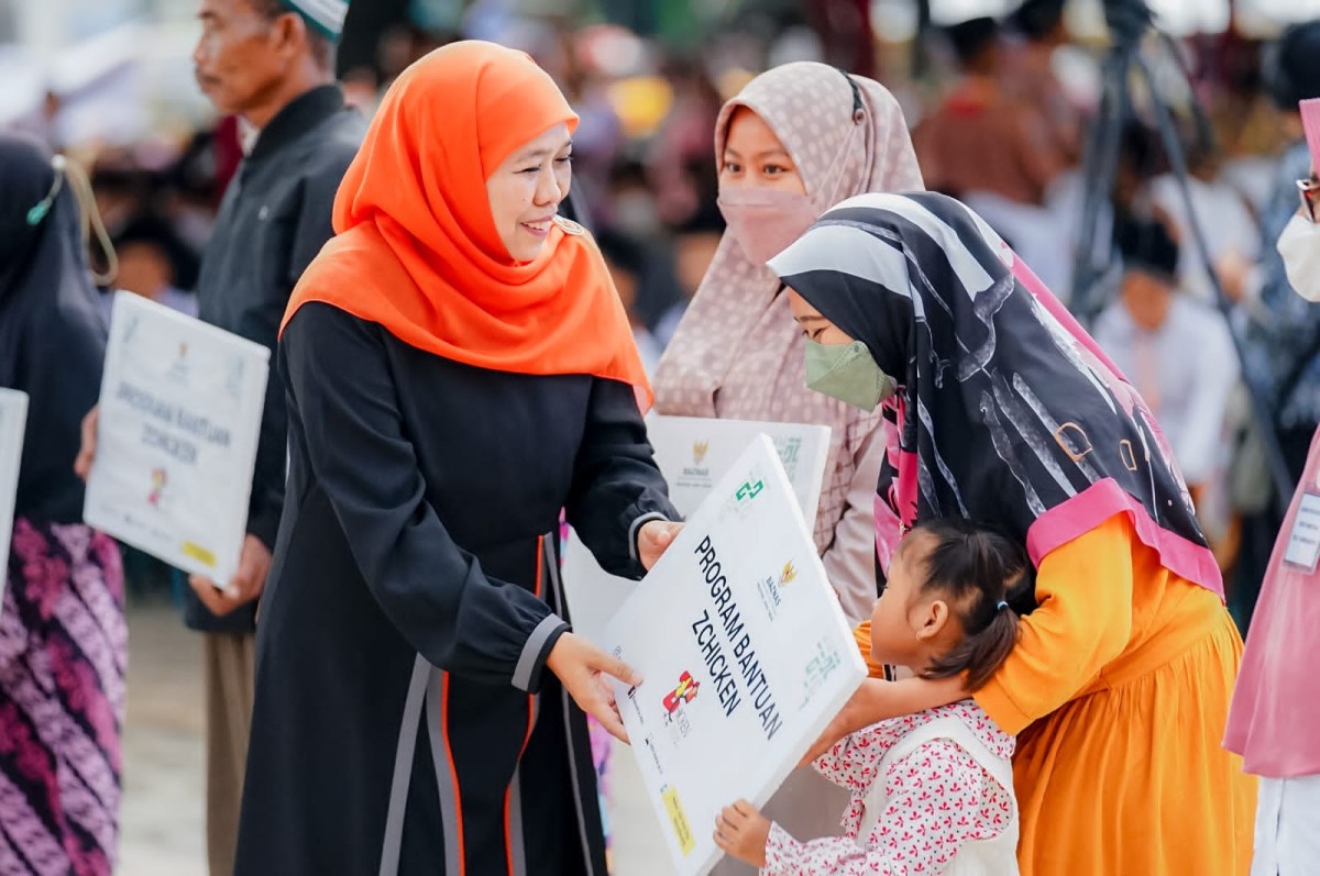 Gubernur Jatim Khofifah Indar parawansa saat menyerahkan santunan kepada anak yatim, piatu di Kabupaten Tuban. (Foto: Humas Pemprov Jatim)