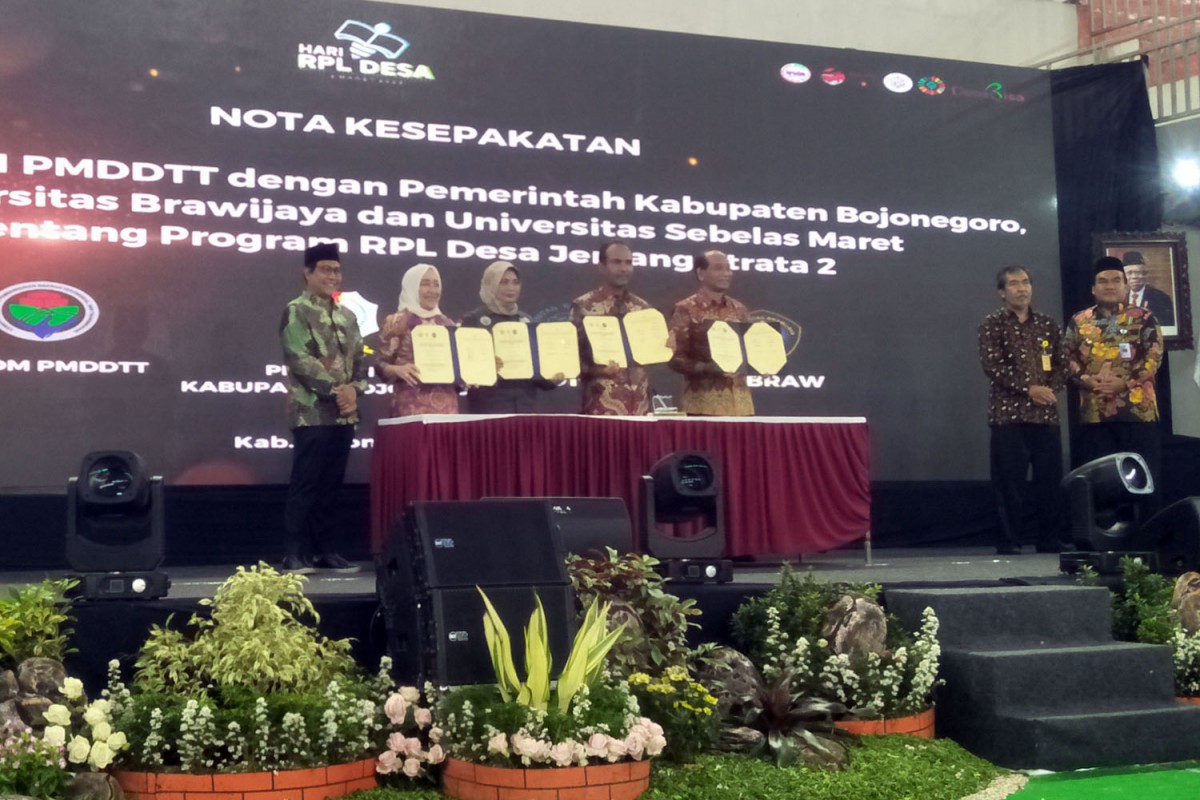 Penandatanganan nota kesepahaman kerjasama antara Bupati Bojonegoro dengan Kementerian Desa, Universitas Brawijaya dan Universitas Sebelas Maret Surakarta (Foto-foto: Misbahul Munir/jatimnow.com)