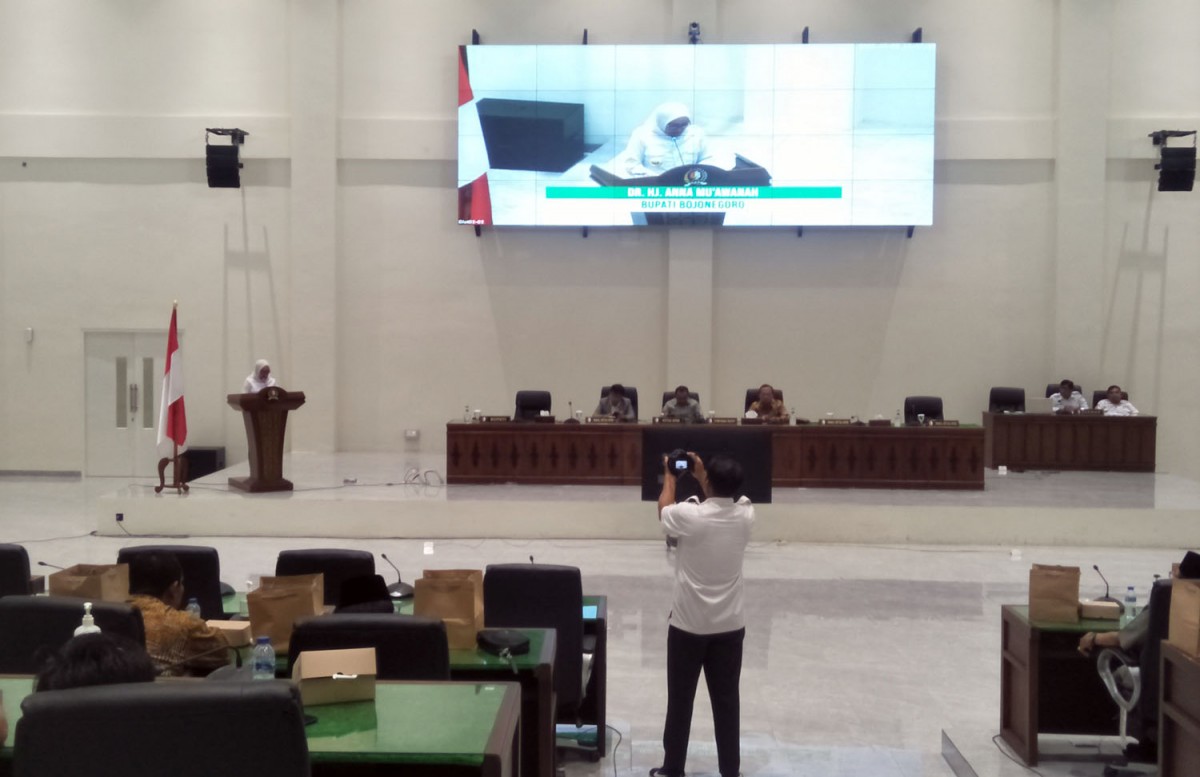 Bupati Bojonegoro Anna Mu'awanah saat memberikan keterangan usai rapat paripurna (Foto: Misbahul Munir/jatimnow.com)