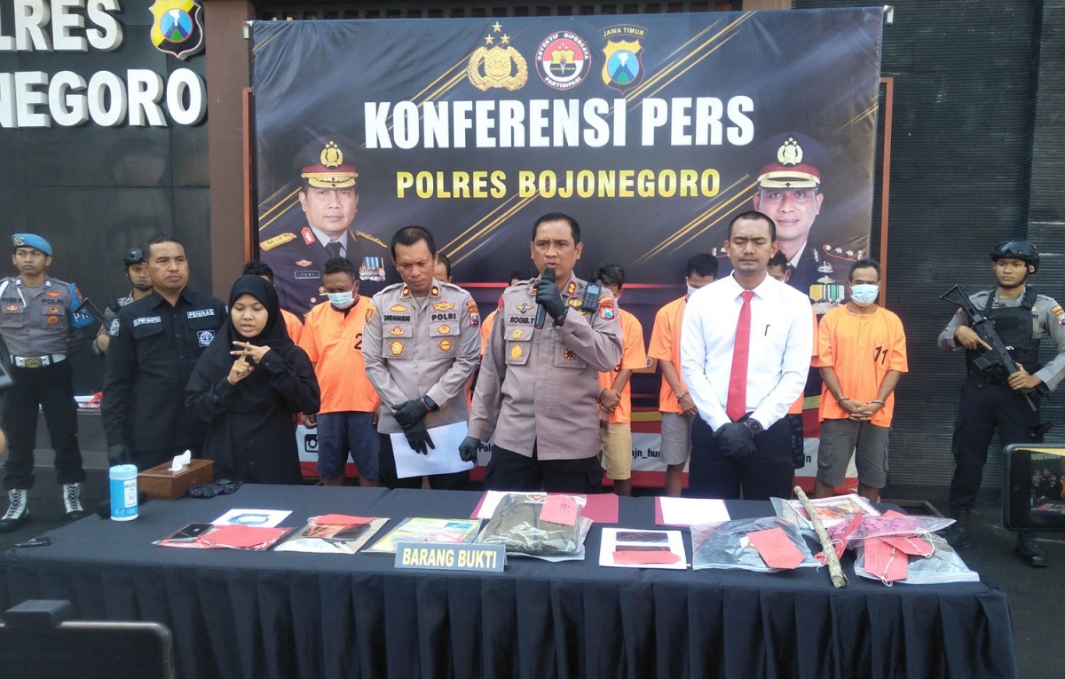 Pembobolan uang tabungan dengan modus ganjal ATM diungkap Polres Bojonegoro (Foto: Misbahul Munir/jatimnow.com)