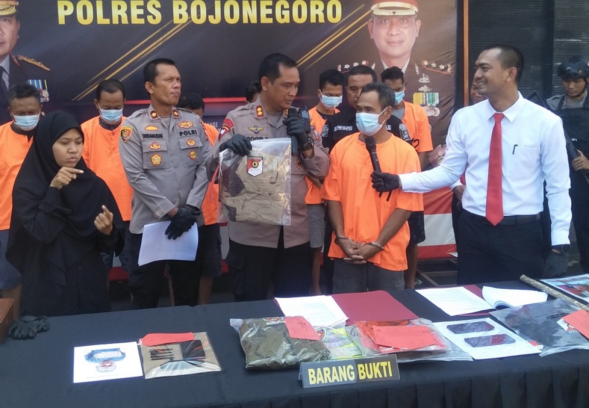 Kapolres Bojonegoro AKBP Rogib Triyanto saat menunjukkan barang bukti dan menanyai pelaku. (Foto: Misbahul Munir/jatimnow.com)