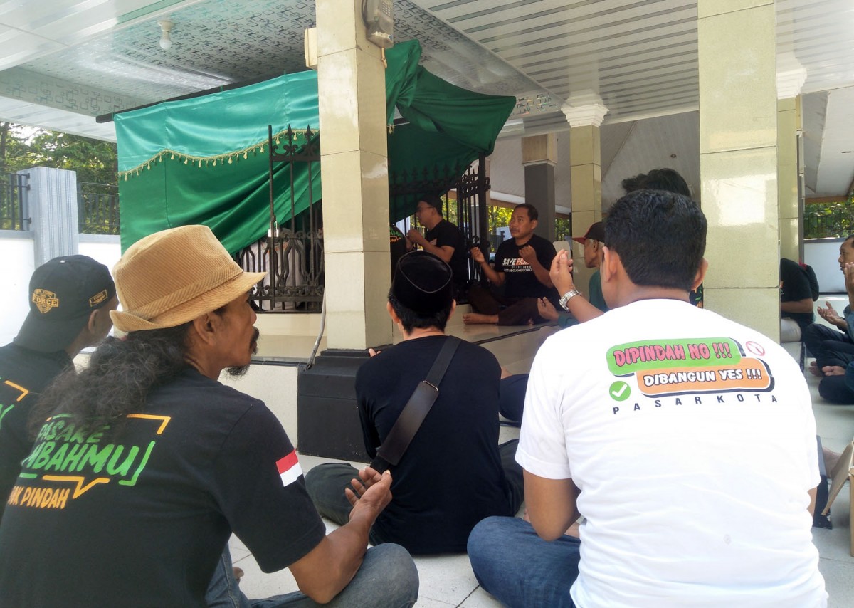 Paguyuban Pedagang Pasar Tradisional Kota Bojonegoro berziarah ke makam mantan Bupati Bojonegoro Raden Adipati Haryo Matahun 1 di Desa Ngraseh, Kecamatan Dander (Foto: Misbahul Munir/jatimnow.com)