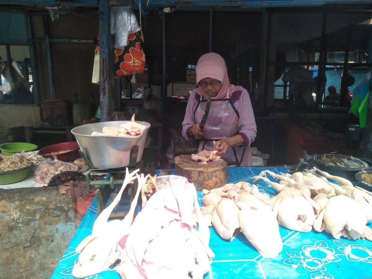 Pedagang di pasar tradisional Kota Bojonegoro. (Foto: Misbahul Munir/jatimnow.com)