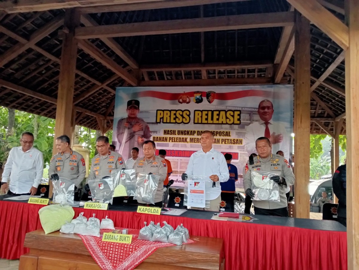 Polda Jatim Bekuk Produsen Bubuk Petasan yang Dijual Online, Pasok Seluruh Indonesia