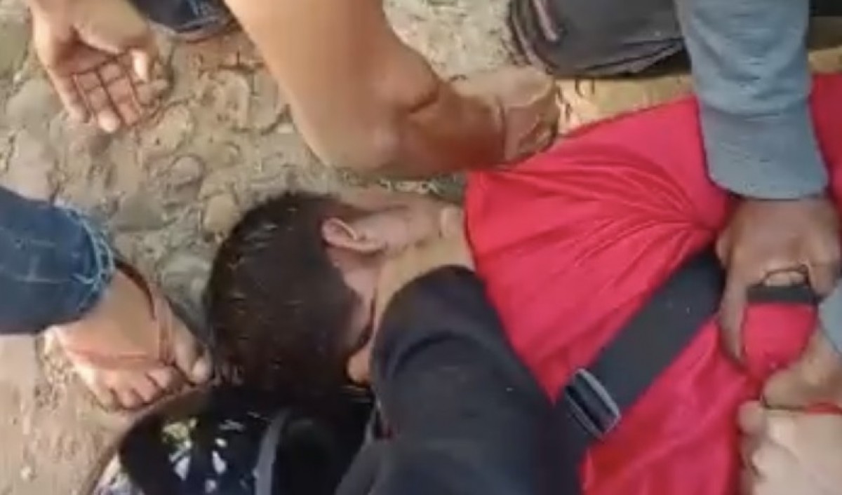 Tangkapan layar video viral pencuri babak belur dihajar massa.