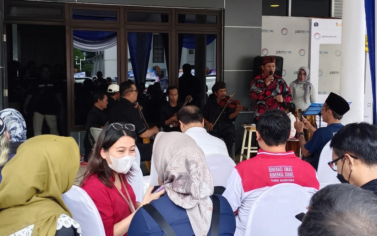 Musik keroncong menghibur para tamu di kantor jatimnow.com. (Foto: Rama Indra)