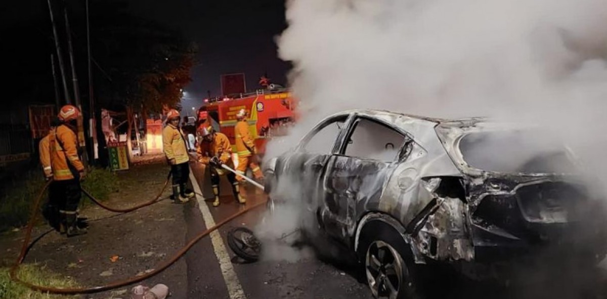 Petugas memadamkan api. (Foto: Damkarla Gresik)