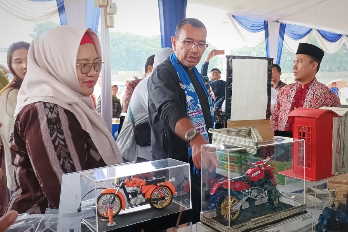 Stafsus III Menteri BUMN, Arya Sinulingga (tengah) saat meninjau Pasar Rakyat dan Bazar UMKM (Foto: Sahlul Fahmi/jatimnow.com)