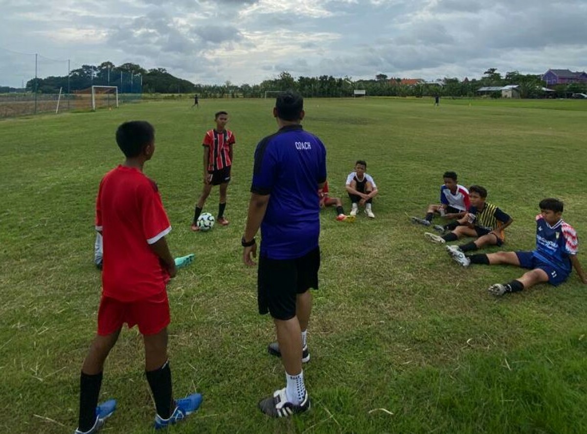 Proses Briefing sebelum melakukan kegiatan proses talent scouting Akademi Bintang Muda Bojonegoro. (Foto: Misbahul Munir/jatimnow.com)