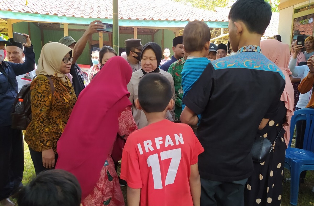 Menteri Sosial Tri Rismaharini saat menyambangi Moh. Syarifin. (Foto: Fathor Rahman/jatimnow.com)