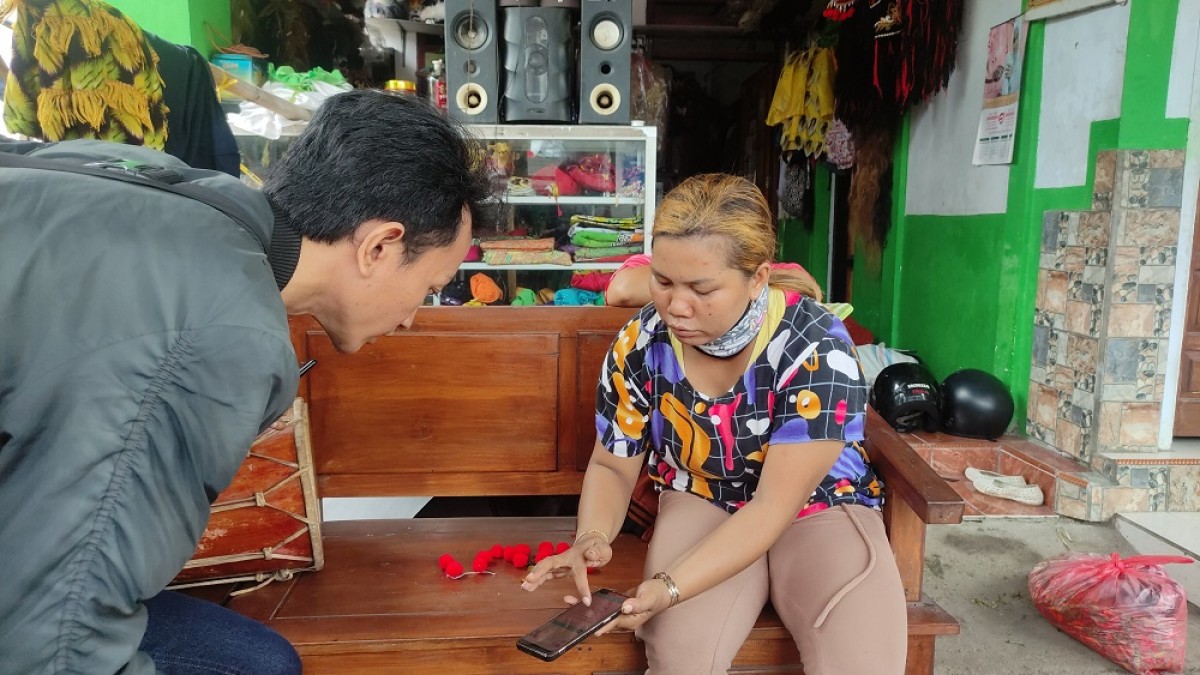 Atik ketika menunjukkan chat dalam grup arisan indeks yang dibuat M. (Foto Eko Purwanto/jatimnow.com)