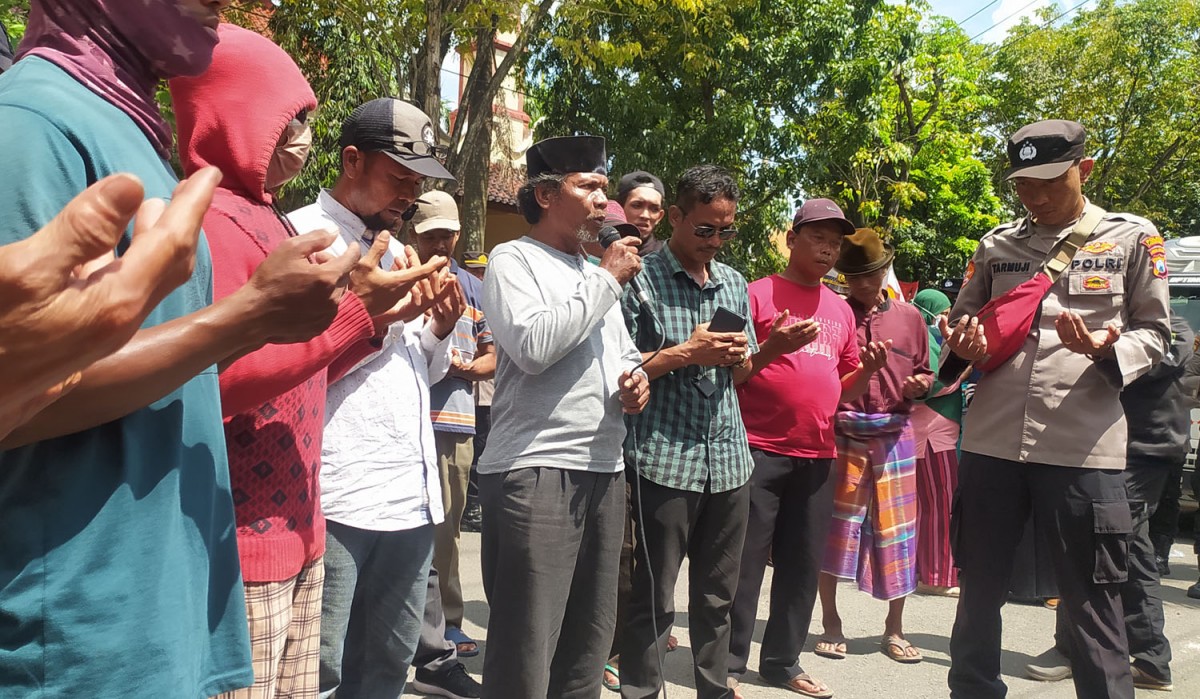 Warga Desa Dateng Demo Kejari Lamongan, Minta Kasus Pembunuhan Segera Disidang