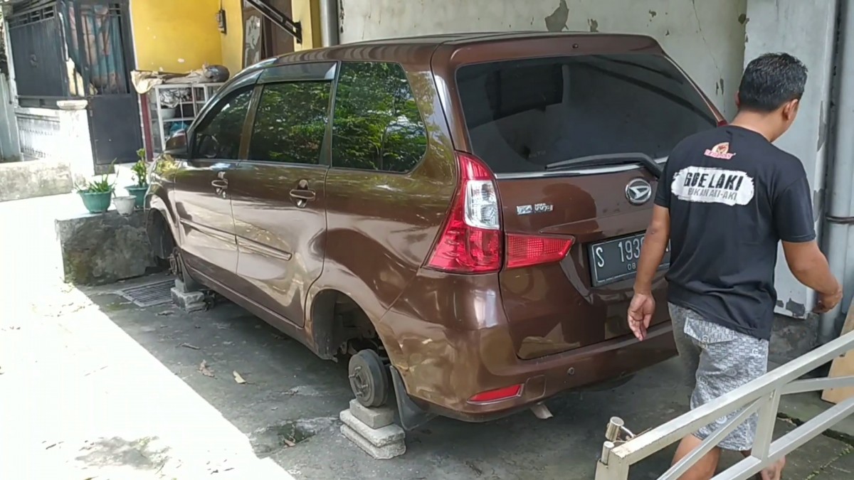 Mobil milik korban yang keempat rodanya hilang dicuri. (Foto: Elok Aprianto/jatimnow.com)