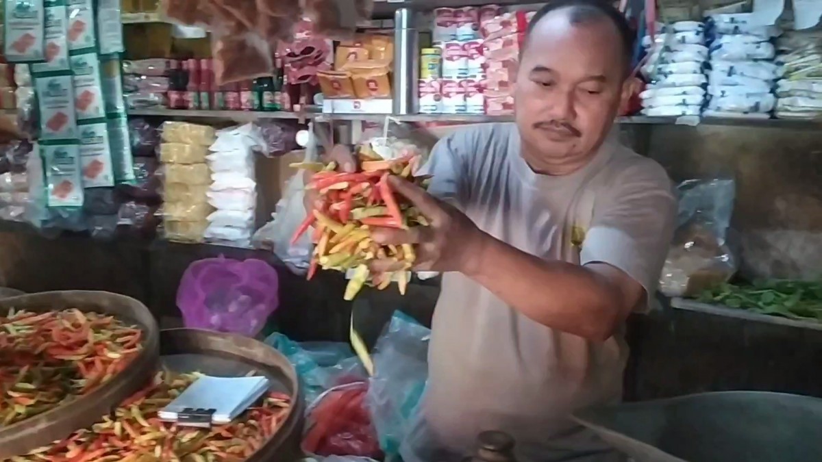 Pedagang cabai di Pasar Pon Jombang. (Foto: Elok Aprianto/jatimnow.com)