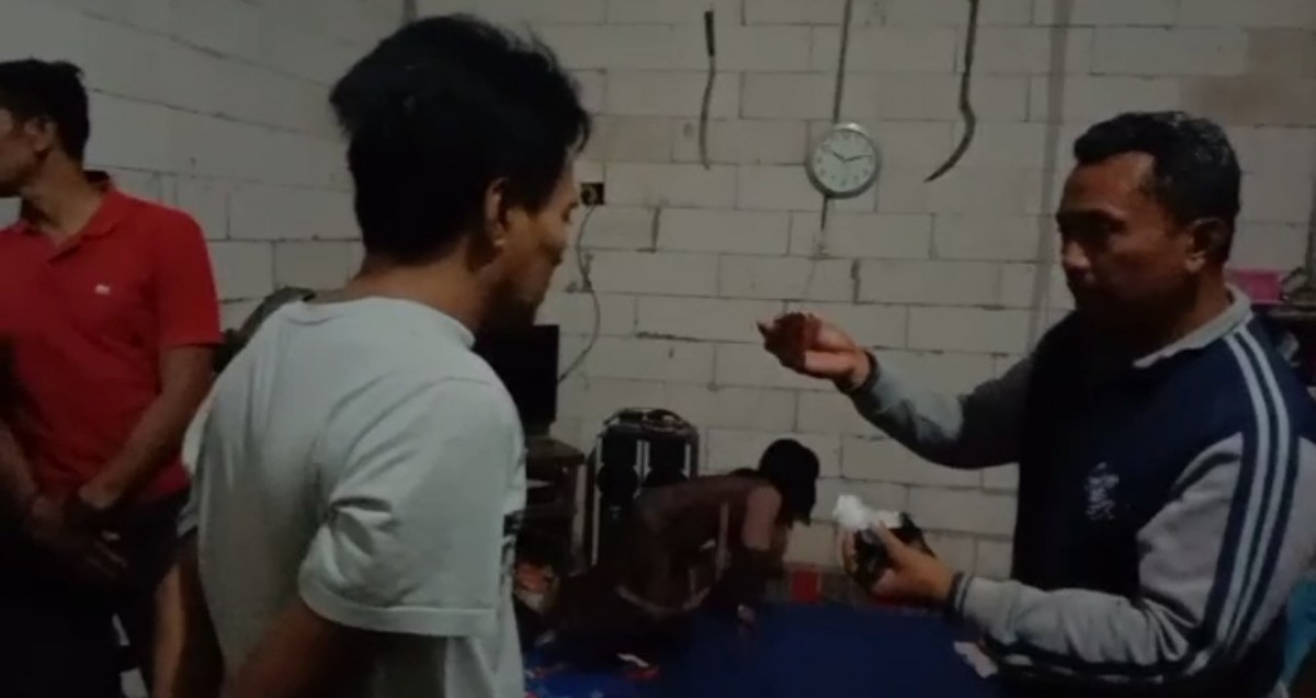 Pelaku berbaju putih saat ditangkap petugas Satreskoba Polres Bangkalan. (Foto: Satreskoba Polres Bangkalan for jatimnow.com)