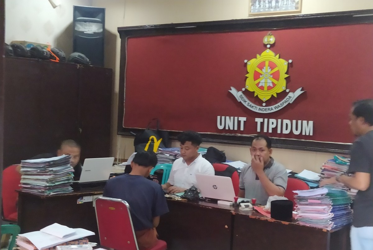 Proses pemeriksaan pelaku penganiayaan. (Foto: Man for jatimnow.com)